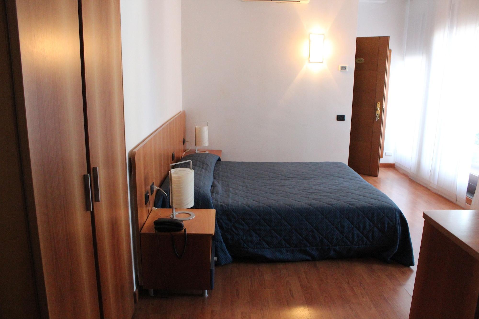 Hotel Selide Дезио Экстерьер фото