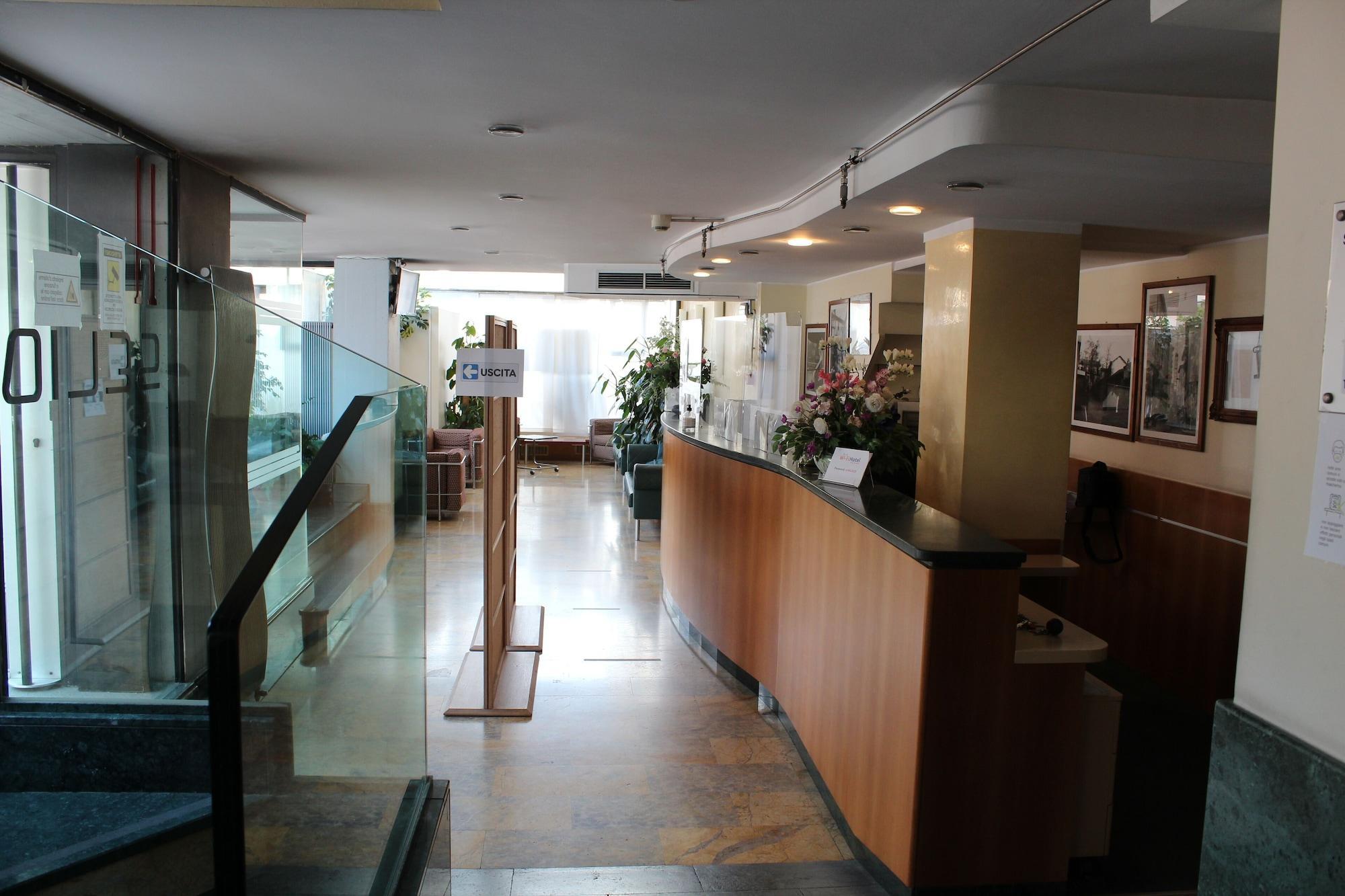 Hotel Selide Дезио Экстерьер фото